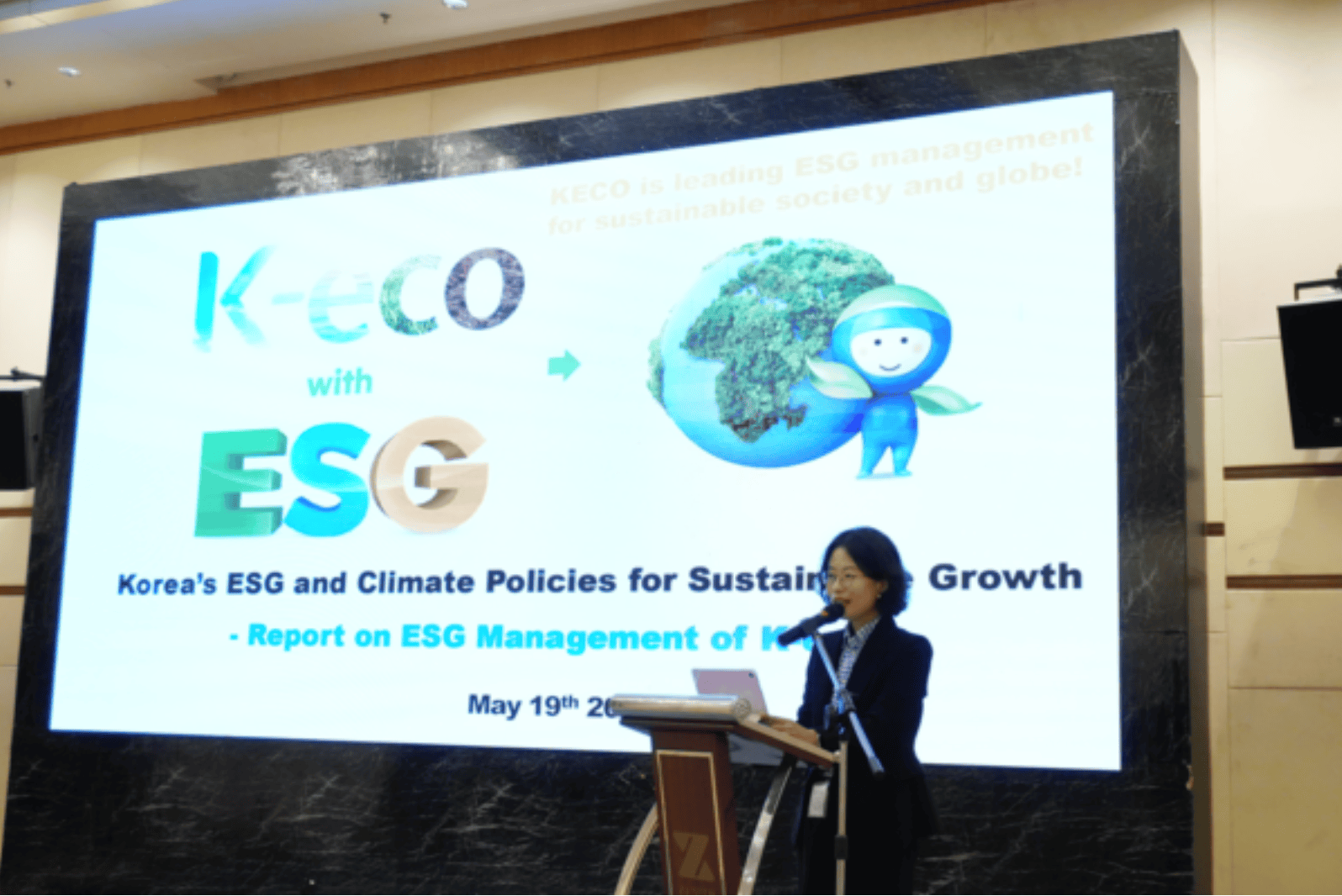 The person in charge of ESG management at the Korea Environment Corporation is presenting the ESG management promotion system and performance of the corporation. [Photo = Korea Environment Corporation]